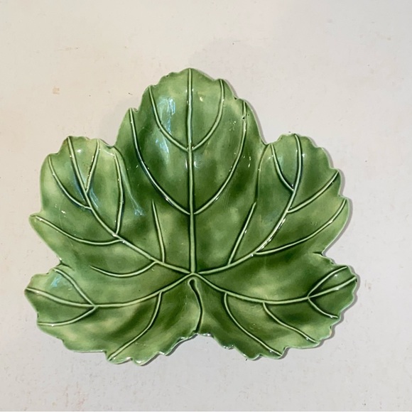 Vintage Green Ceramic Leaf Shaped Candy Nut Dish Decorative Table Decor - Picture 2 of 13